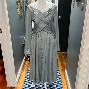 Gray stretchy Dress with crisscross Neckline pockets and 3/4 Sleeves never worn